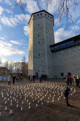 25.03.2024, Paide. A ceremony took place at the Cornflower (or Broken Cornflower) memorial to the victims of Stalinism. Over 20,000 Estonians forcibly deported to Siberia by the Soviet Union – almost 3 percent of the population. The majority of deportees were women and children under the age of 16. Commemorative ceremonies took place across Estonia. Photo: Dmitri Kotjuh Järva Teataja Paide Järvamaa Estonia 2DK25MAR24C028  Copyright: xDmitrixKotjuhx Lit grave candles next to Paide Order Castle