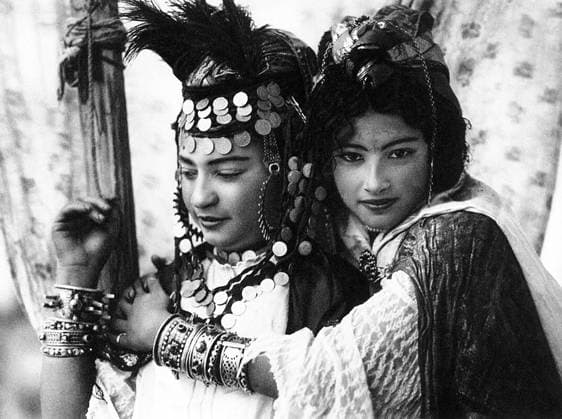 Tunisia Algeria: Two young women of the Ouled Nail, c. 1905 Lehnert & Landrock: Rudolf Franz Lehnert (Czech) and Ernst Heinrich Landrock (German) had a photographic company based in Tunis, Cairo and Leipzig before World War II. They specialised in somewhat risque Orientalist images of young Arab and Bedouin women, often dancers. Copyright: xxPicturesxFromxHistoryx