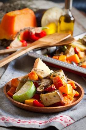 Mixed roasted vegetables with thyme in a tray and wooden plate. Selective focus. Copyright: xEvgeniaxLysakovx xDesignxPicsx , 32606381 Copyright: EvgeniaxLysakovx xDesignxPics 32606381 !ACHTUNG AUFNAHMEDATUM GESCHÄTZT! RECORD DATE NOT STATED