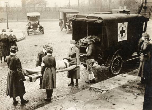 FLU PANDEMIC, 1918. Red Cross Motor Corps on duty during in St. Louis, Missouri, during the influenza pandemic. Photograph, October 1918.  Copyright: xGRANGERx xGRANGERx 0529214