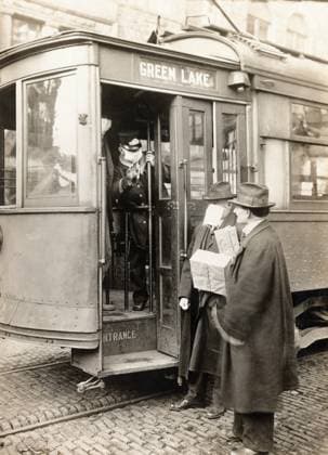FLU PANDEMIC, 1918. A street car conductor denying entry to passengers without face masks in Seattle, Washington, during the influenza pandemic. Photograph, December 1918.  Copyright: xGRANGERx xGRANGERx 0529215