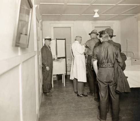 FLU PANDEMIC, 1918. Men receiving a flu serum injection in Seattle, Washington, during the influenza pandemic. Photograph, December 1918.  Copyright: xGRANGERx xGRANGERx 0529216