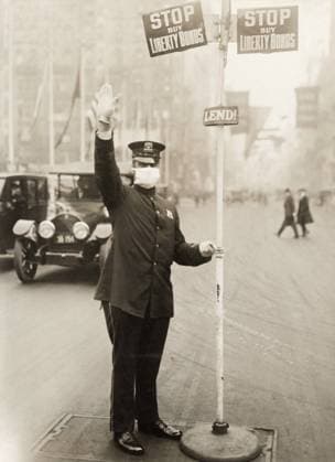 FLU PANDEMIC, 1918. A traffic cop in New York City wearing a face mask during the influenza pandemic. Photograph, October 1918.  Copyright: xGRANGERx xGRANGERx 0529218