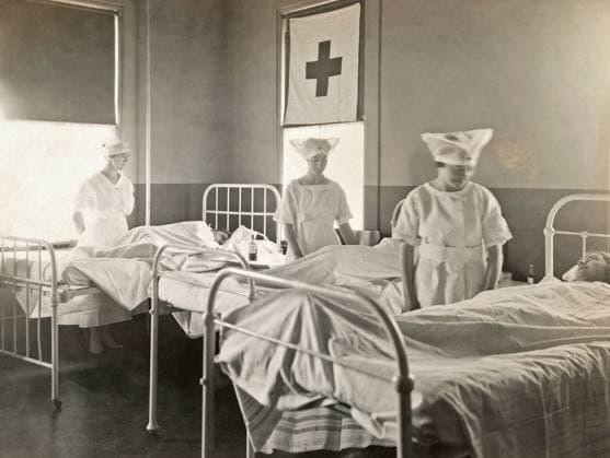 FLU PANDEMIC, 1918. Volunteer nurses in a Red Cross hospital in Eureka, California, during the influenza pandemic. Photograph, 1919.  Copyright: xGRANGERx xGRANGERx 0529223