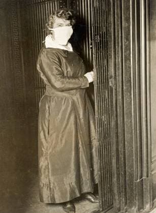 FLU PANDEMIC, 1918. An elevator operator in New York City wearing a mask during the influenza pandemic. Photograph, October 1918.  Copyright: xGRANGERx xGRANGERx 0529235