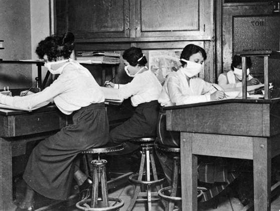 FLU PANDEMIC, 1918. Clerks in New York City wearing a face mask during the influenza pandemic. Photograph, October 1918.  Copyright: xGRANGERx xGRANGERx 0529238