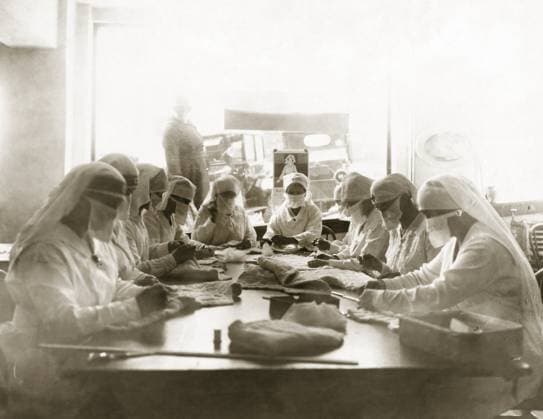 FLU PANDEMIC, 1918. Red Cross nurses at work in Seattle, Washington, during the influenza pandemic. Photograph, 1918.  Copyright: xGRANGERx xGRANGERx 0529244