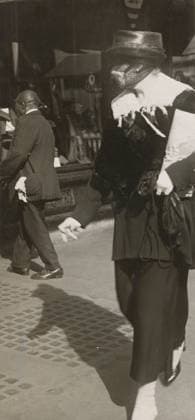 FLU PANDEMIC, 1918. A woman, wearing a mask, shopping in New York City during the influenza pandemic. Photograph, 1918.  Copyright: xGRANGERx xGRANGERx 0529253