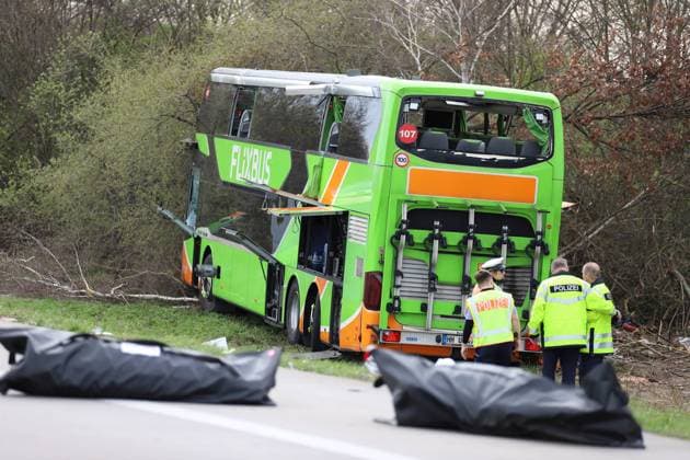 Bilder des Jahres 2024, News 03 März News Themen der Woche KW13 News Bilder des Tages Leipzig, Sachsen, Deutschland, 27.03.2024: A 9 zwischen Wiedemar und Schkeuditzer Kreuz: Schwerer Unfall auf der Autobahn: Ein Reisebus ist umgekippt, es mindestens 5 Tote *** Leipzig, Saxony, Germany, 27 03 2024 A 9 between Wiedemar and Schkeuditzer Kreuz Serious accident on the highway A coach overturned, at least 5 people killed Copyright: xdtsxNachrichtenagenturx dts_33652