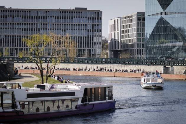 IMAGO Creative, Lifestyle, Frühling in der Stadt Viele Personen sitzen in der Sonne am Ufer der Spree in Berlin, 27.03.2024. Zu Ostern werden laut Wettervorhersagen mit Hoechstwerten um 22 Grad gerechnet. Berlin Deutschland *** Many people sit in the sun on the banks of the Spree in Berlin, 27 03 2024 According to weather forecasts, highs of around 22 degrees are expected at Easter Berlin Germany Copyright: xKiraxHofmannxphotothek.dex