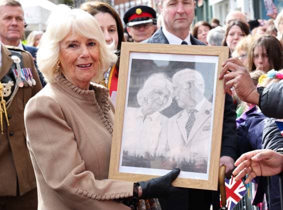 Bilder des Jahres 2024, Entertainment 03 März Entertainment Themen der Woche KW13 Entertainment Bilder des Tages . 27 03 2024. Shrewsbury, United Kingdom. Queen Camilla on a walkabout during a visit to a farmers market in Shrewsbury, United Kingdom.  xPoolx xi-Imagesx IIM-25089-0020
