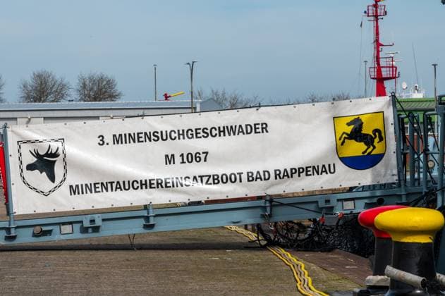 Kiel, 27.03.2024, Marinestützpunkt, Fregattenkapitän Inka von Puttkamer übernimmt als erste Frau mit dem 3. Minensuchgeschwader einen Kampfverband der Deutschen Marine. Flottillenadmiral Helge Sascha Rackwitz übergibt ihr das Kommando von Fregattenkapitän Carsten Schlüter in einer feierlichen Zeremonie *** Kiel, 27 03 2024, Naval Base, Frigate Captain Inka von Puttkamer is the first woman to take command of a German Navy combat unit with the 3 Minesweeper Squadron Flotilla Admiral Helge Sascha Rackwitz hands over command to her from Frigate Captain Carsten Schlüter in a festive ceremony