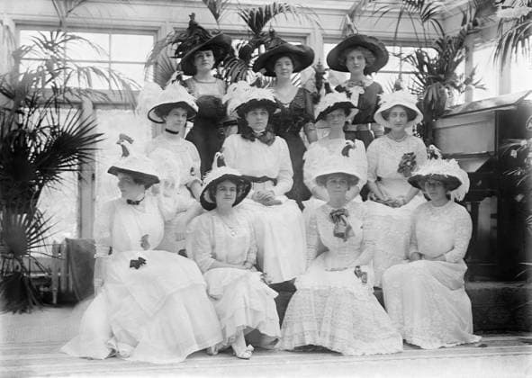 CENTRAL PARK CASINO, c1910. Waitresses at the Central Park Casino in New York City, possibly assembled for a performance of Edmund Rostand s Chantecler. Photograph, c1910.  Copyright: xGRANGERx xGRANGERx 0623903