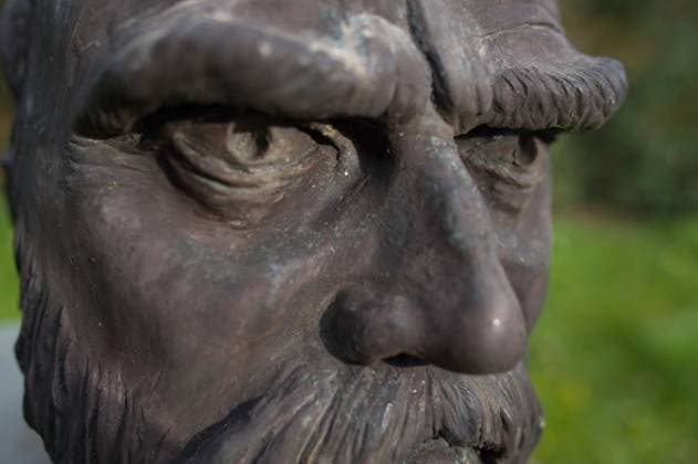 Husum, Schleswig-Holstein Nahaufnahme einer Bronze-Büste von Ferdinand Tönnies, erstellt 2005 von Raimund Kittl, hier: Schloss vor Husum, König-Friedrich-V-Allee. Aufnahme vom 27.03.2024, Husum, Kreis Nordfriesland, Schleswig-Holstein *** Husum, Schleswig Holstein Close-up of a bronze bust of Ferdinand Tönnies, created in 2005 by Raimund Kittl, here castle in front of Husum, König Friedrich V Allee Photo taken on 27 03 2024, Husum, Nordfriesland district, Schleswig Holstein
