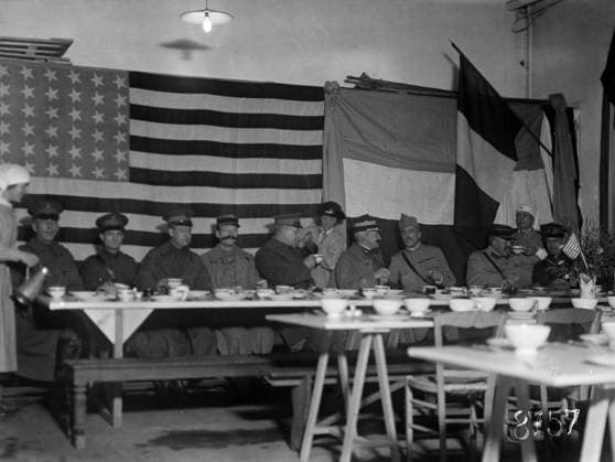 FRANCE: PARIS, 1918. Opening day at an American Red Cross canteen in Paris, France, established to serve newly-released prisoners and Allied soldiers returning from the front. Photograph, 23 November 1918.  Copyright: xGRANGERx xGRANGERx 0642352