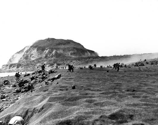 WWII: IWO JIMA, 1945. Marines advancing up a beach during the amphibious landings at Iwo Jima; Mount Suribachi is visible in the distance. Photograph, February 1945.  Copyright: xGRANGERx xGRANGERx 0644932