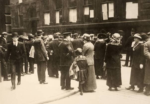 WWI: LUSITANIA, 1915. A crowd outside of the Cunard Line office in Liverpool, England, awaiting news of survivors from the sinking of the RMS Lusitania. Photograph, May 1915.  Copyright: xGRANGERx xGRANGERx 0645795