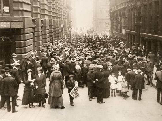 WWI: LUSITANIA, 1915. A crowd outside of the Cunard Line office in Liverpool, England, awaiting news of survivors from the sinking of the RMS Lusitania. Photograph, May 1915.  Copyright: xGRANGERx xGRANGERx 0645797