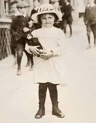 WWI: LUSITANIA, 1915. Helen Smythe, a young survivor who lost her family in the sinking of the RMS Lusitania. Photograph, 24 May 1915.  Copyright: xGRANGERx xGRANGERx 0645800