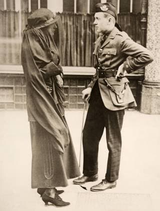WWI: LUSITANIA, 1915. Lieutenant Allan of the British Army talking to a bereaved survivor of the sinking of the RMS Lusitania. Photograph, May 1915.  Copyright: xGRANGERx xGRANGERx 0645805
