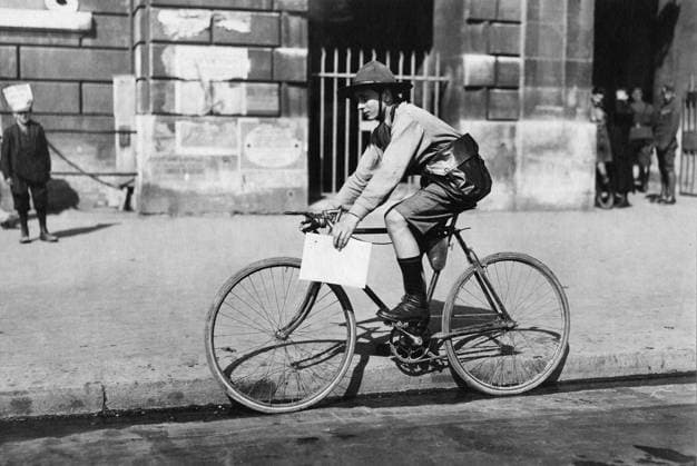 WWI: BOY SCOUT, 1918. An American Red Cross Boy Scout taking a message to the American Embassy in Paris, France. Photograph by Lewis Hine, September 1918.  Copyright: xGRANGERx xGRANGERx 0646160