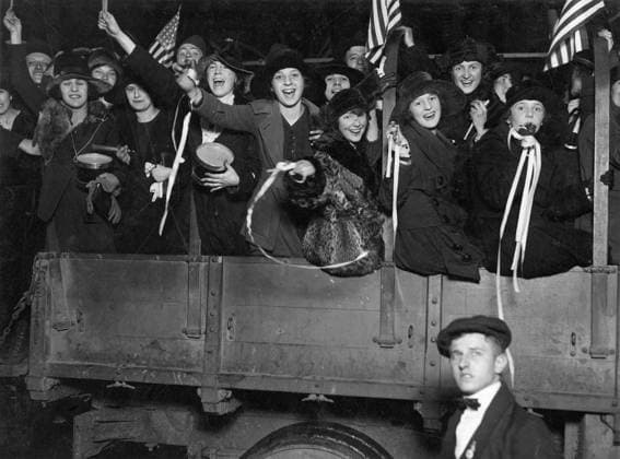 WWI: ARMISTICE DAY, 1918. A crowd in Chicago celebrating victory and armistice in Europe. Photograph, November 1918.  Copyright: xGRANGERx xGRANGERx 0646181