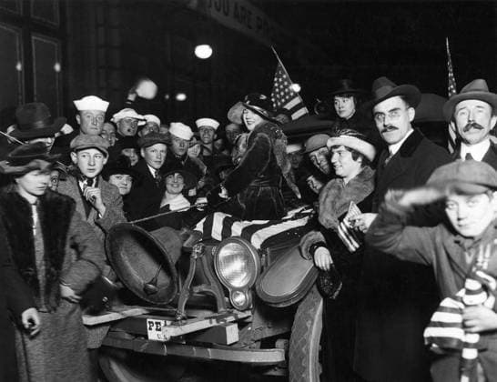 WWI: ARMISTICE DAY, 1918. A crowd at an Armistice Day celebration in Chicago. Photograph, November 1918.  Copyright: xGRANGERx xGRANGERx 0646184