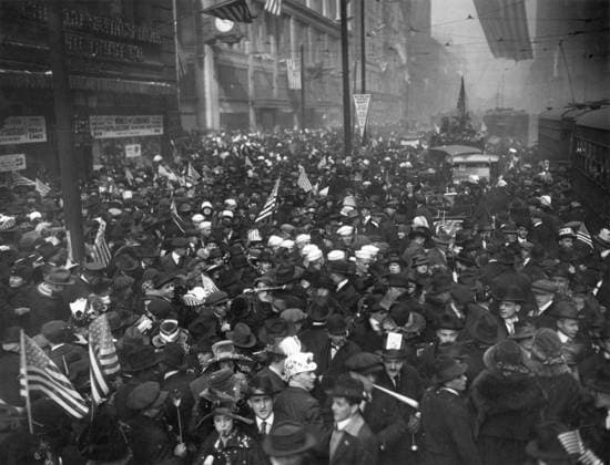 WWI: ARMISTICE DAY, 1918. A crowd in Chicago celebrating news of victory and armistice in Europe. Photograph, November 1918.  Copyright: xGRANGERx xGRANGERx 0646185