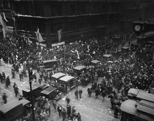 WWI: ARMISTICE DAY, 1918. Crowds stopping traffic at State Street and Madison Street in Chicago to celebrate victory and armistice in Europe. Photograph, November 1918.  Copyright: xGRANGERx xGRANGERx 0646186