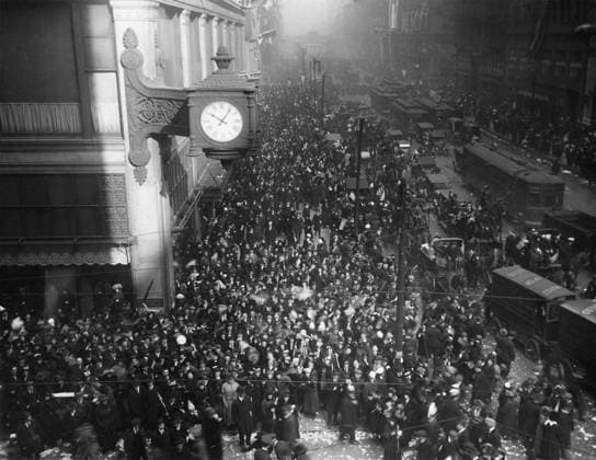 WWI: ARMISTICE DAY, 1918. Crowds stopping traffic on State Street in Chicago, celebrating news of victory and armistice in Europe. Photograph, November 1918.  Copyright: xGRANGERx xGRANGERx 0646187