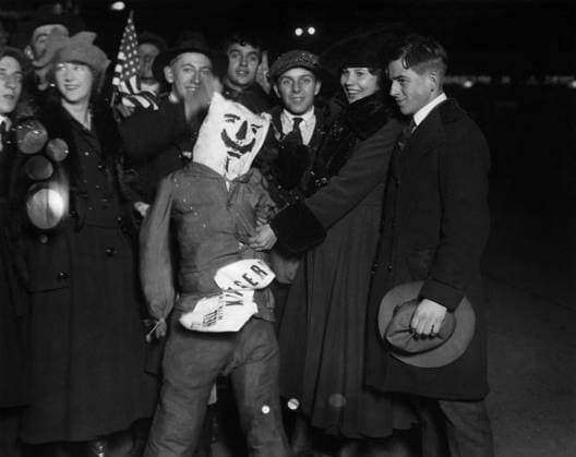 WWI: ARMISTICE DAY, 1918. Boys carrying a straw-filled dummy of the Kaiser through the streets of Chicago, celebrating the news of victory and armistice in Europe. Photograph, November 1918.  Copyright: xGRANGERx xGRANGERx 0646188