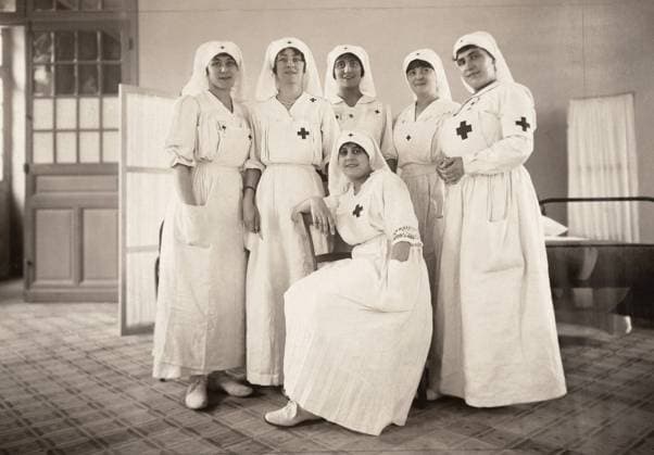 WWI: NURSES, 1918. A group of nurses from the American Ambulance Hospital in Paris, France. Photograph, 1918.  Copyright: xGRANGERx xGRANGERx 0646314