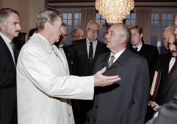 REAGAN AND GORBACHEV. American President Ronald Reagan and Soviet General Secretary Mikhail Gorbachev saying goodbye after the last meeting at Hofdi House Reykjavik, Iceland. Photograph, 12 October 1986.  Copyright: xGRANGERx xGRANGERx 0649112