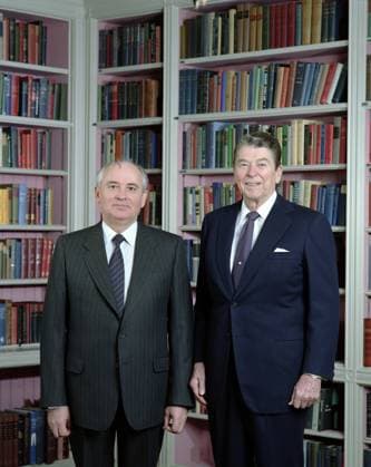 REAGAN AND GORBACHEV. American President Ronald Reagan and Soviet General Secretary Mikhail Gorbachev in the White House Library. Photograph, 8 December 1986.  Copyright: xGRANGERx xGRANGERx 0649113