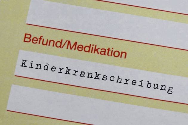 Befund oder Medikation eines Krankenscheins mit Kinderkrankschreibung Befund oder Medikation eines Krankenscheins mit Kinderkrankschreibung, 28.03.2024, Borkwalde, Brandenburg, Auf einem Krankenschein wurde der Schriftzug Kinderkrankschreibung eingetragen. *** Findings or medication on a sickness certificate with childrens sickness certificate Findings or medication on a sickness certificate with childrens sickness certificate, 28 03 2024, Borkwalde, Brandenburg, The words Kinderkrankschreibung were entered on a sickness certificate