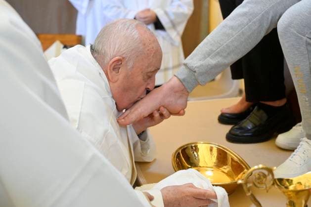 Bilder des Jahres 2024, News 03 März News Themen der Woche KW13 News Bilder des Tages Italien, Papst Franziskus bei Fußwaschung am Gründonnerstag im Rebibbia Frauengefängnis in Rom Italy, Rome, Vatican, 2024 3 28.Pope Francis during the celebration of the Last Supper Mass with inmates at the Rebibbia Women s Prison , on Holy Thursday, in Rome, Photograph by Vatican Media Catholic Press Photo s. RESTRICTED TO EDITORIAL USE - NO MARKETING - NO ADVERTISING CAMPAIGNS.  Copyright: xVATICANxMEDIAx xipa-agency.netx xVaticanxMediax IPA_Agency_IPA44702297