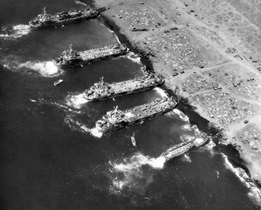 WWII: IWO JIMA, 1945. U.S. Navy landing ships unloading near Mount Suribachi, Iwo Jima, Japan, 25 February 1945. Ships include LSM-264, LST-724, LST-760, LST-788, and LST-808. Photograph.  Copyright: xGRANGERx xGRANGERx 0908922