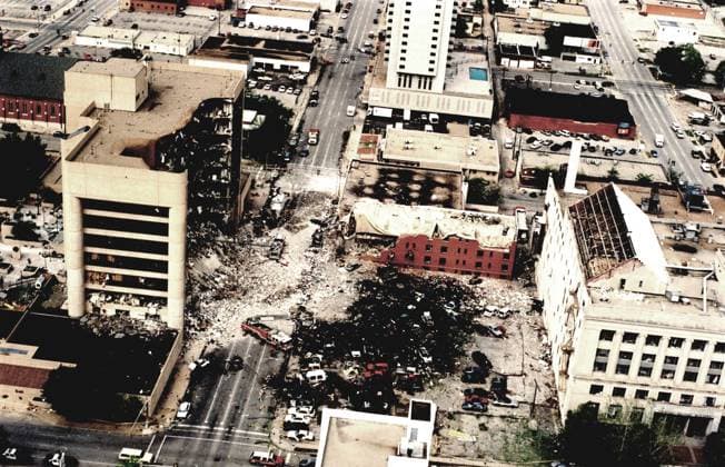OKLAHOMA CITY BOMBING. Aftermath of the bombing of the Alfred P. Murrah Federal Building in Oklahoma City, Oklahoma on 29 April 1995. Photograph.  Copyright: xGRANGERx xGRANGERx 1031915