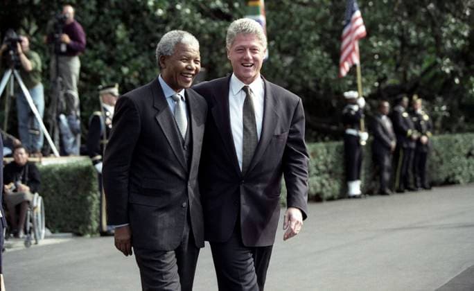 CLINTON AND MANDELA, 1994. U.S. President Bill Clinton and South African President Nelson Mandela walking toward the South Lawn of the White House for the State Arrival Ceremony for President Mandela. Photograph by Barbara Kinney, October 1994.  Copyright: xGRANGERx xGRANGERx 1032140