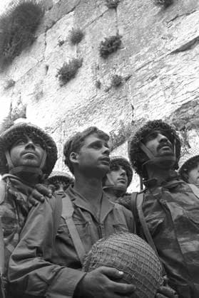JERUSALEM: PARATROOPERS. Israeli paratroopers standing in front of the western wall in Jerusalem during the Six-Day War. Photograph by David Rubinger, 7 June 1967.  Copyright: xGRANGERx xGRANGERx 1032726