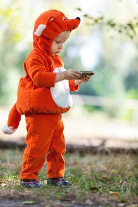 Toddler boy in fox costume holding smartphone , model released Copyright: xAndreyxBandurenkox xDesignxPicsx , 32654731 Copyright: AndreyxBandurenkox xDesignxPics 32654731 !ACHTUNG AUFNAHMEDATUM GESCHÄTZT! RECORD DATE NOT STATED