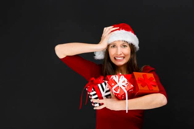 Beautiful young woman holding christmas gifts , model released Copyright: xErikxReisx xDesignxPicsx , 32655320 Copyright: ErikxReisx xDesignxPics 32655320 !ACHTUNG AUFNAHMEDATUM GESCHÄTZT! RECORD DATE NOT STATED