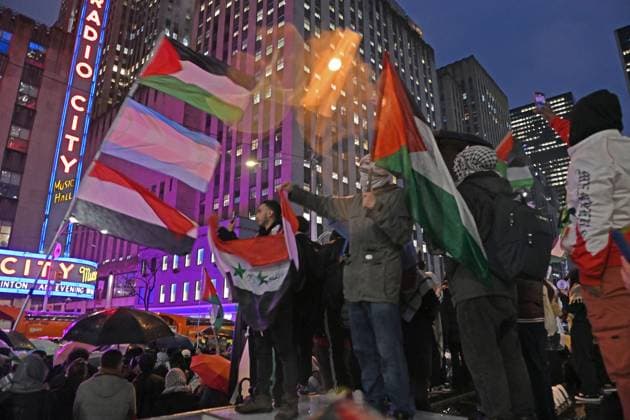 March 28, 2024, New York, New York, USA: Hundreds of Palestinian supporters protest outside of Radio City Music Hall while inside President Biden is joined by former presidents Obama and Clinton for a fund raising event tonight. The NYPD was also out in full force. (Photo: Andrea RENAULT Zuma Press) New York USA - ZUMAg115 20240328_faf_g115_027 Copyright: xAndreaxRenaultx