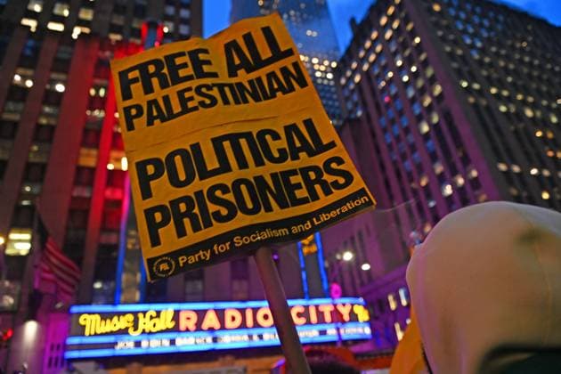March 28, 2024, New York, New York, USA: Hundreds of Palestinian supporters protest outside of Radio City Music Hall while inside President Biden is joined by former presidents Obama and Clinton for a fund raising event tonight. The NYPD was also out in full force. (Photo: Andrea RENAULT Zuma Press) New York USA - ZUMAg115 20240328_faf_g115_013 Copyright: xAndreaxRenaultx