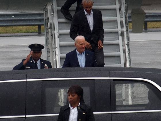 March 28, 2024, New York, New York, USA: President JOE BIDEN arrives with former President BARACK OBAMA on a rain soaked day at John F. Kennedy Airport on Air Force One to attend a sold out political fundraiser at Radio City Music Hall. New York USA - ZUMAct2_ 20240328_faf_ct2_026 Copyright: xBrucexCotlerx