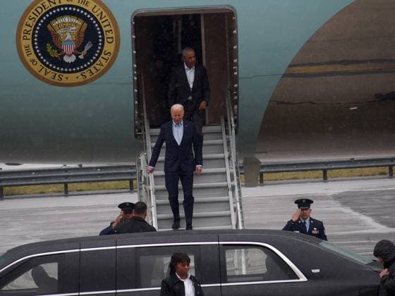 March 28, 2024, New York, New York, USA: President JOE BIDEN, 81, arrives on a rain soaked day at John F. Kennedy Airport on Air Force One to attend a sold out super ritz political fundraiser at Radio City Music Hall that will make him $ 25 million dollars. Also in attendance are former President BARACK OBAMA who arrived on Air Force 1 with President Biden. New York USA - ZUMAct2_ 20240328_faf_ct2_032 Copyright: xBrucexCotlerx
