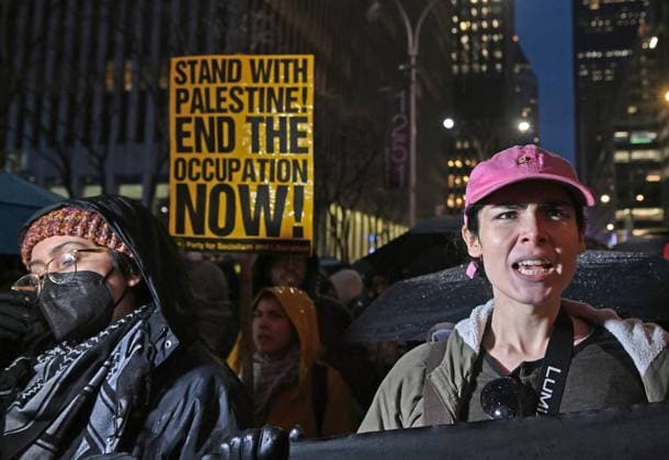 March 28, 2024, New York, New York, USA: Hundreds of Palestinian supporters protest outside of Radio City Music Hall while inside President Biden is joined by former presidents Obama and Clinton for a fund raising event tonight. The NYPD was also out in full force. (Photo: Andrea RENAULT Zuma Press) New York USA - ZUMAg115 20240328_faf_g115_021 Copyright: xAndreaxRenaultx