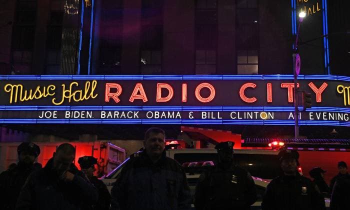 March 28, 2024, New York, New York, USA: Hundreds of Palestinian supporters protest outside of Radio City Music Hall while inside President Biden is joined by former presidents Obama and Clinton for a fund raising event tonight. The NYPD was also out in full force. (Photo: Andrea RENAULT Zuma Press) New York USA - ZUMAg115 20240328_faf_g115_031 Copyright: xAndreaxRenaultx