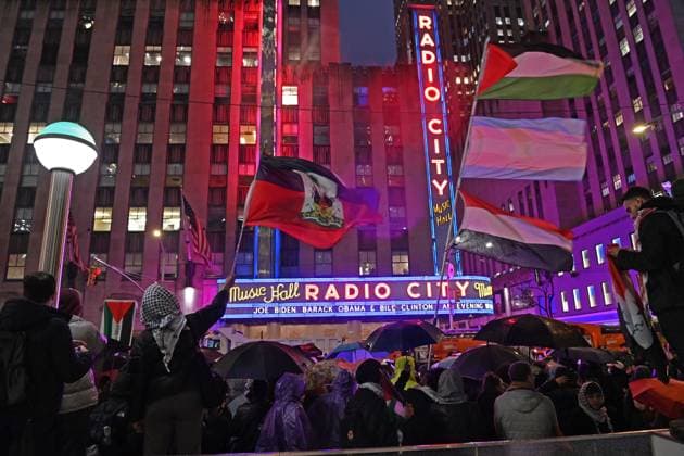 March 28, 2024, New York, New York, USA: Hundreds of Palestinian supporters protest outside of Radio City Music Hall while inside President Biden is joined by former presidents Obama and Clinton for a fund raising event tonight. The NYPD was also out in full force. (Photo: Andrea RENAULT Zuma Press) New York USA - ZUMAg115 20240328_faf_g115_033 Copyright: xAndreaxRenaultx