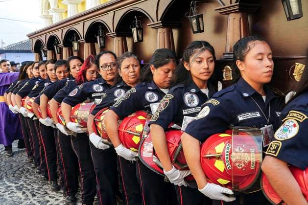 News Themen der Woche KW13 News Bilder des Tages March 28, 2024, Antigua, Guatemala: Women firefighters carry the JesoÂºs Nazareno de La Humildad y su Ã¢â‚¬oePregoÂ³n RomanoÃ¢â‚¬Â processional float through the streets during the traditional Semana Santa celebration March 28, 2024 in Antigua, Guatemala. The opulent processions, detailed alfombras and centuries-old traditions attract more than 1 million people to the ancient capital city. Antigua Guatemala - ZUMAe02_ 20240328_zaf_e02_001 Copyright: xRichardxEllisx